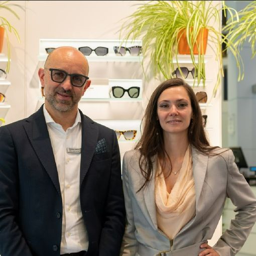 Fabrizio Vettore, a sinistra, Ottico Optometrista, titolare di Vettore Ottica, con Elena Zoja (foto Fabio Cadringher)