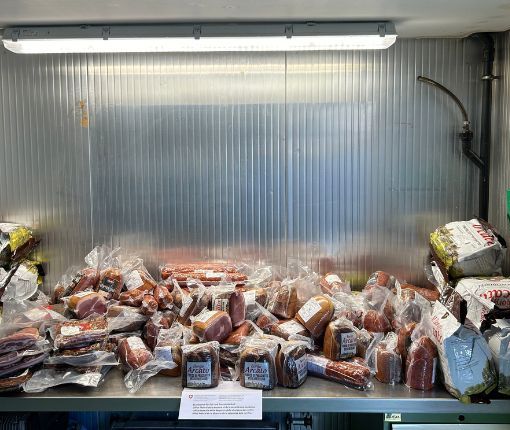 Tornano dalla vacanza con 312 chili di salumi nel bagagliaio: auto svizzera &quot;pizzicata&quot; in dogana