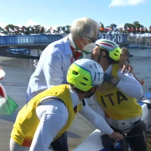 Il vento dell'oro sulla vela azzurra (foto tratta dalla pagina Facebook ufficiale di Italia Team)