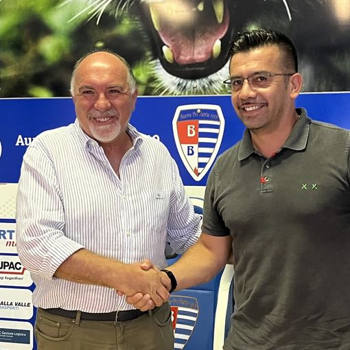 Stretta di mano tra Turotti e Vargas