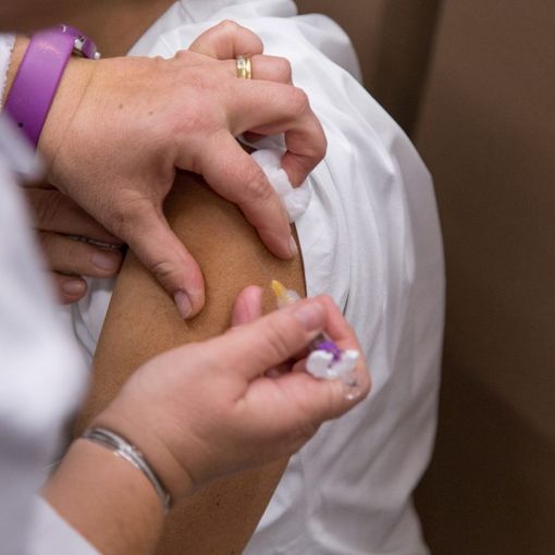 Circolare del ministero: «Terza dose del vaccino dopo 5 mesi». Provvedimento in vigore da mercoledì