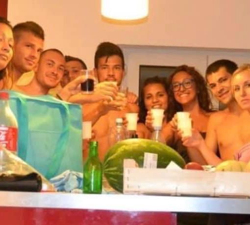 Valentina Di Mauro, quarta da destra, in un momento felice da giovanissima con i suoi amici: la ricorderemo per sempre così
