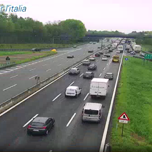La coda allo svincolo di Busto della A8 (immagini della webcam di Autostrade)