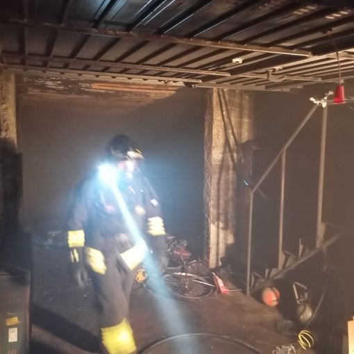 Le immagini dell'incendio della villetta di Besnate di venerdì sera