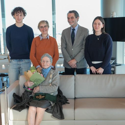 La signora Alice Rizzetti con il presidente Fontana e i suoi quattro nipoti
