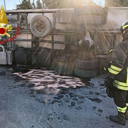 Il camion che si è ribaltato a Cislago con sversamento sulla strada di 200 litri di gasolio fuoriusciti dal serbatoio Il camion che si è ribaltato a Cislago con sversamento sulla strada di 200 litri di gasolio fuoriusciti dal serbatoio