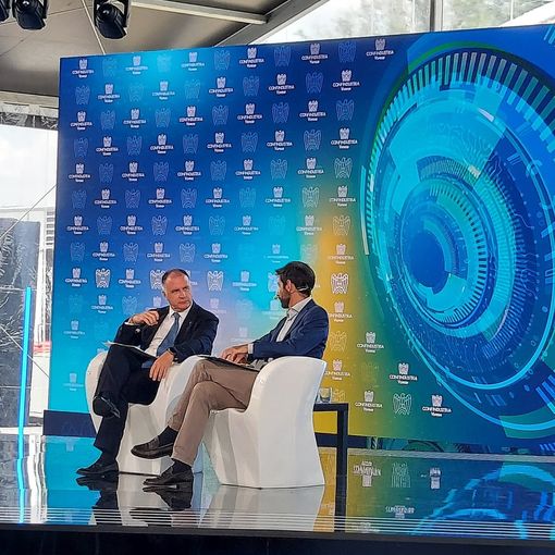Il presidente di Confindustria Emanuele Orsini sul palco dell'Assemblea Generale di Varese
