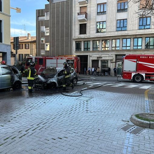 Due auto incendiate in via XX Settembre a Gallarate