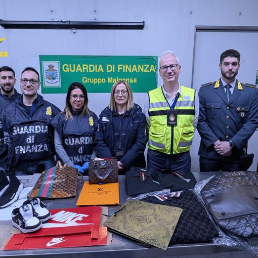 Merce contraffatta cinese a Malpensa: maxi sequestro della Guardia di Finanza di Varese