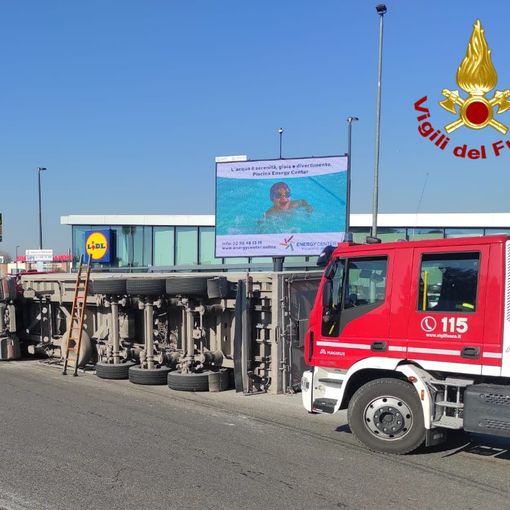 Il camion ribaltato a Gerenzano