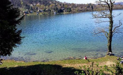 Una vista del lago di Monate