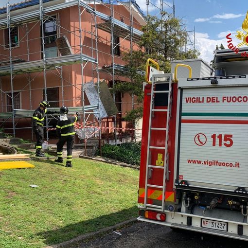 Il ponteggio di via Lugano a Luino da dove sono caduti i due operai