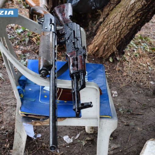 FOTO. Armati di kalashnikov spacciavano droga nei boschi di Malnate e Vedano: in manette due pusher nordafricani