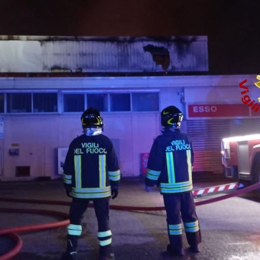 Milano: incendio in mercato ortofrutticolo, bruciati tre capannoni