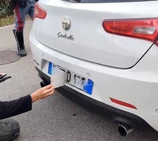FOTO. Circolavano su un'auto con targa clonata: presa una banda di ladri d'appartamento che agiva in Valceresio e Valganna