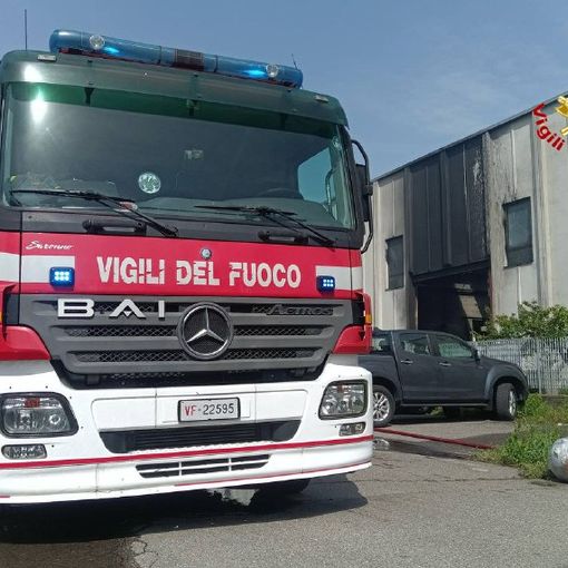 Incendio in un capannone industriale di Saronno, altissima la colonna di fumo