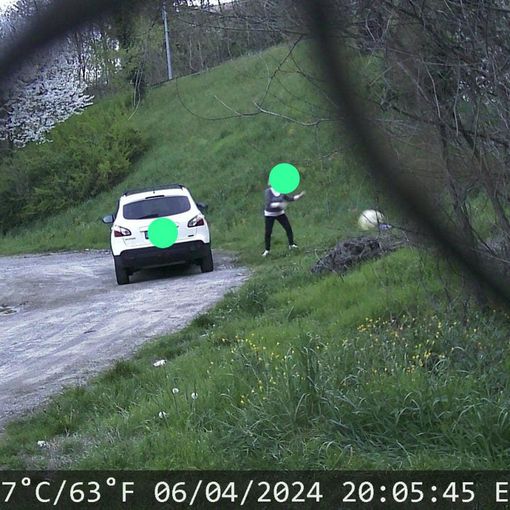 Le immagini della telecamera pubblicate dal sindaco Battiston sui social che riprendono una signora abbandonare rifiuti in viale Europa a Solbiate
