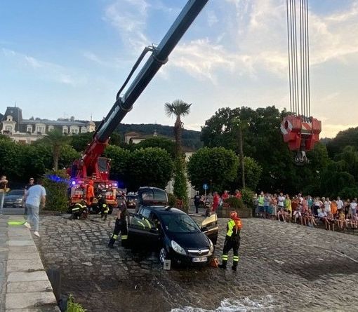 L'auto finita nel lago a Stresa (foto dei vigili del fuoco)