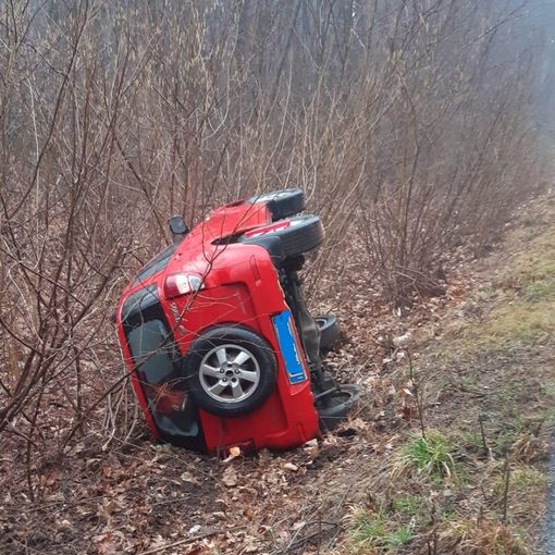 Le immagini dell'auto che si è ribaltata stamattina in via per Appiano a Tradate