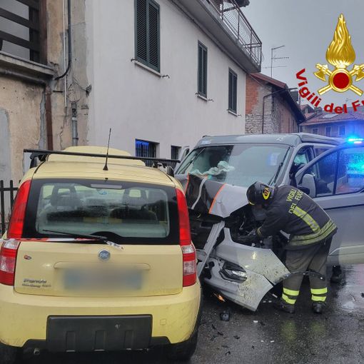 Schianto a Travedona Monate tra una Panda ed un van: soccorse sette persone, tra cui tre bimbi di 2, 3 e 8 anni