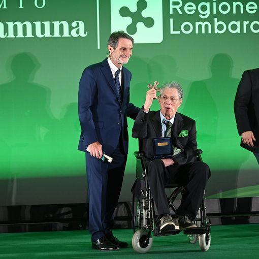 Umberto Bossi premiato in Regione Lombardia con la Rosa Camuna qualche settimana fa