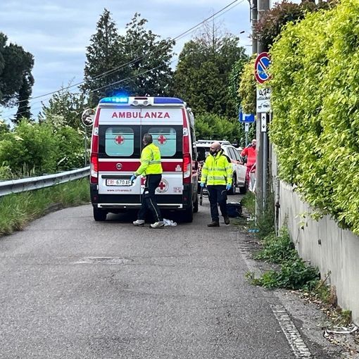 I soccorsi in azione in via Ciro Menotti dov'è rimasta gravemente ferita Lavinia Limido