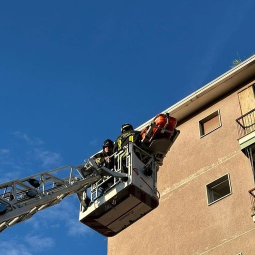 Si sente male al quinto piano di un condominio a Busto: arriva l'autoscala dei vigili del fuoco