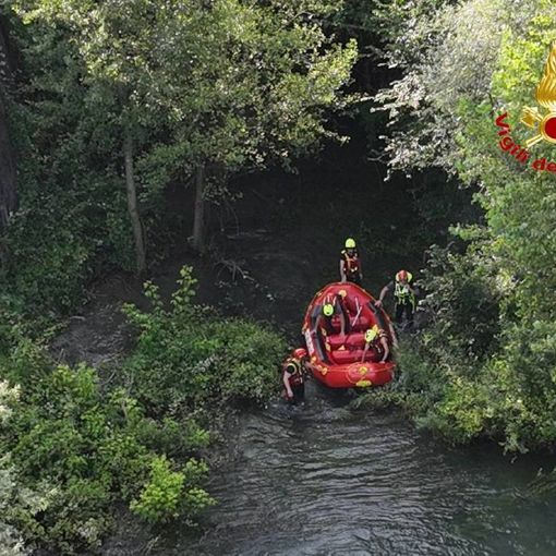Le ricerche dei vigili del fuoco nel fiume Adda