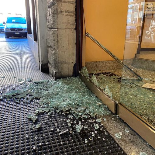 Portone in frantumi nel sottopasso di via Carrobbio: «Qui va sempre peggio»