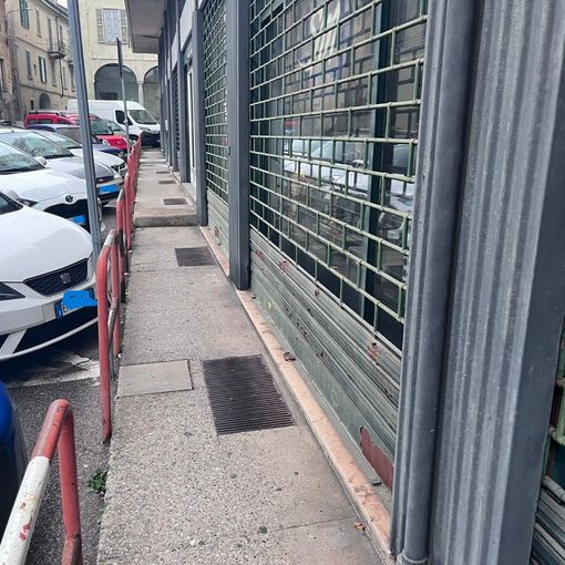 Il marciapiede di via Walder a Biumo nei pressi del quale è stato trovato l'uomo ferito. Sotto un'auto della polizia poco distante dal luogo del ritrovamento Il marciapiede di via Walder a Biumo nei pressi del quale è stato trovato l'uomo ferito. Sotto un'auto della polizia poco distante dal luogo del ritrovamento