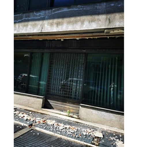 Crollo di calcinacci dal controsoffitto dello stabile abbandonato di via Adamoli