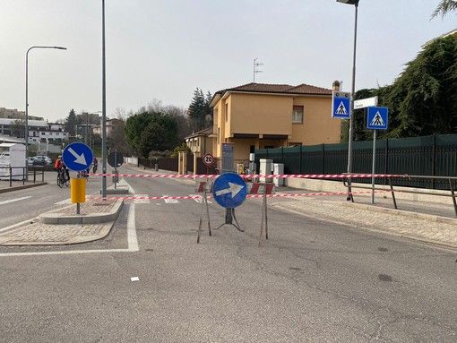 Via Carnia, slitta la riapertura, Esposito: «Dopo lo sversamento bisogna riasfaltare»