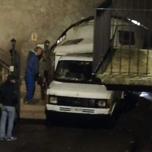 FOTO. Ignora i cartelli e si infila nella corte, camper incastrato in via Novellina