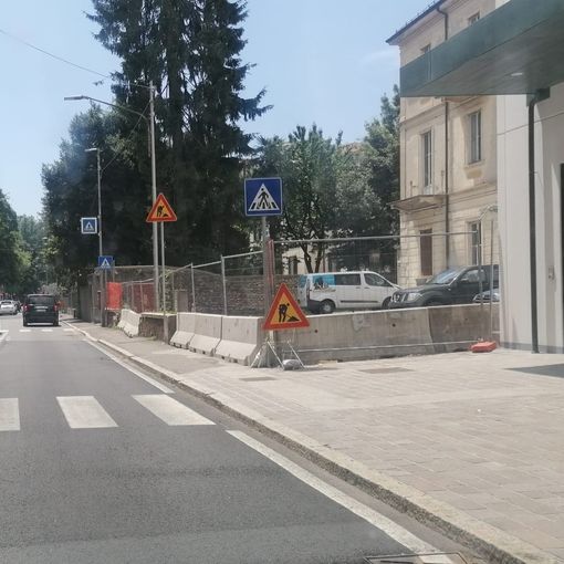 Multipiano Sempione poco accessibile: ingresso principale bloccato dalle barriere architettoniche