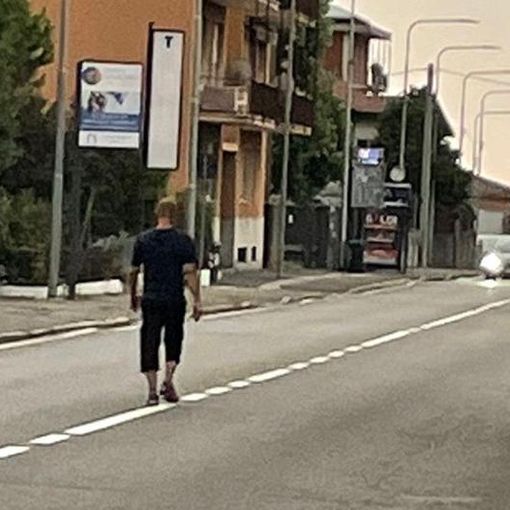 VIDEO Varese, uomo percorre viale Borri in mezzo alla strada tra le auto