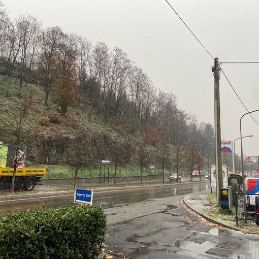 Primi fiocchi bianchi nel pomeriggio a Bizzozero (foto in alto e prima immagine sotto nella gallery), in viale Europa a Varese e al Tennis Club Casciago, poi a Castronno (due foto) e al Campo dei Fiori (ultimi tre scatti)