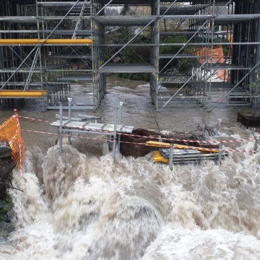 FOTO. Maltempo, il torrente Viganella esonda e allaga un cantiere