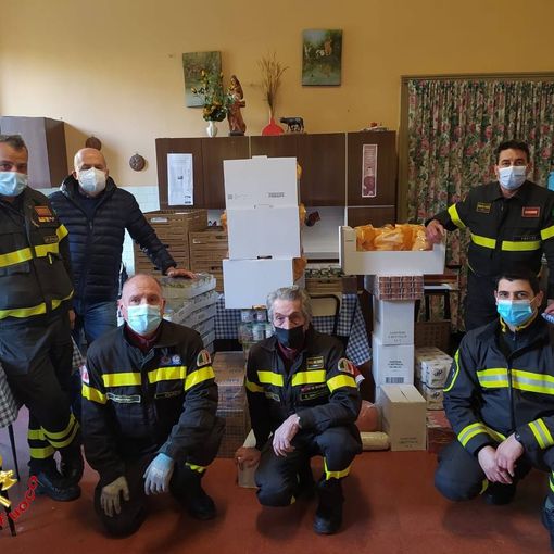Il grande cuore dei vigili del fuoco. Donati 500 chili di alimenti alla mensa di via Bernardino Luini