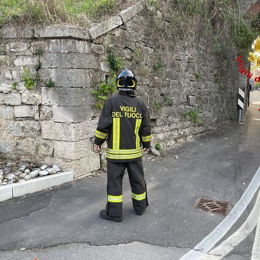 Via Dalmazia, cede il muro del ponte ferroviario. I vigili del fuoco transennano l'area