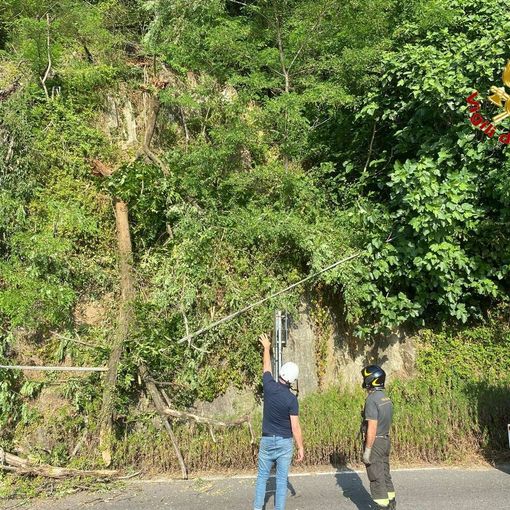 Frana a Maccagno con Pino e Veddasca, vigili del fuoco in azione e disagi alla circolazione