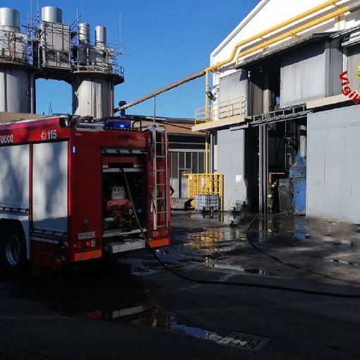 Macchinario prende fuoco in un'azienda di Sumirago, intervengono i vigili del fuoco