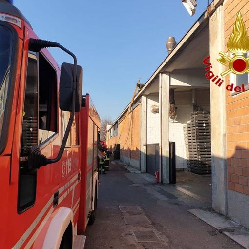 Gorla Minore, a fuoco camino in un'azienda. Intervengono i vigili del fuoco