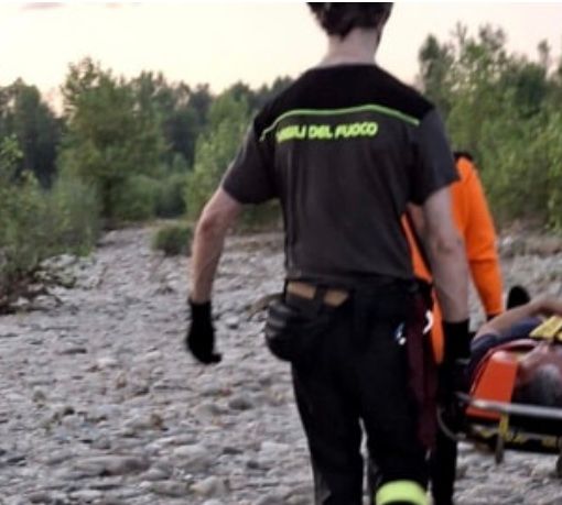 Uomo salvato dai vigili del fuoco su un isolotto a Turbigo