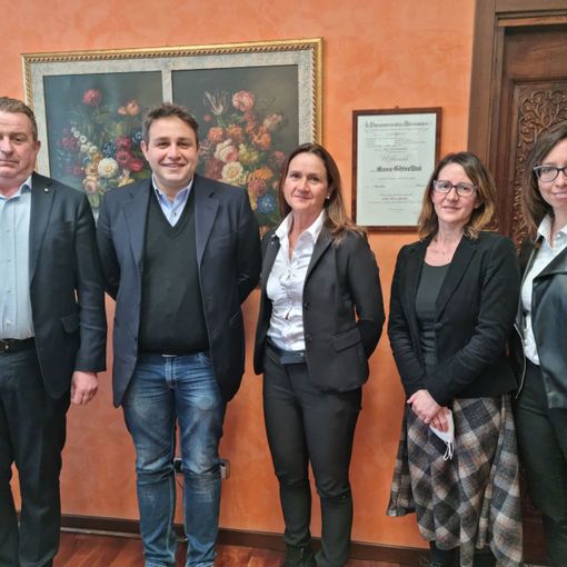 Il consigliere regionale Samuele Astuti, secondo da sinistra, fra Mauro e Cinzia Ghisellinii. A destra la coordinatrice dei corsi sociosanitari Paola Maestroni e la referente dei servizi al lavoro Chiara Massazza