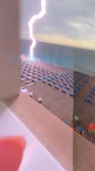 Fulmine si abbatte sulla spiaggia di Diano Marina: la saetta vicina a lettini e pedalò Fulmine si abbatte sulla spiaggia di Diano Marina: la saetta vicina a lettini e pedalò