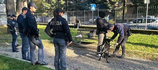 Gallarate, controlli straordinari: il cane “Zorro” fiuta la droga in sala scommesse e alla stazione