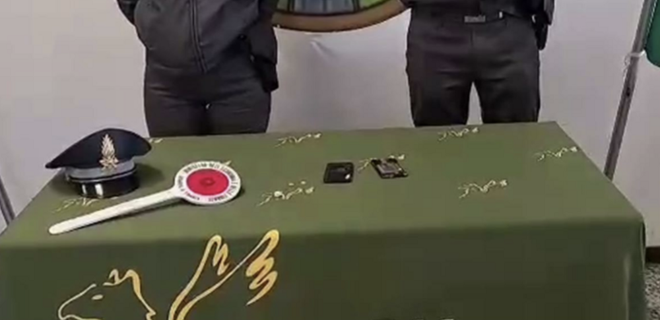 Al quiz della patente con il “trucco”: denunciato dalla Guardia di Finanza