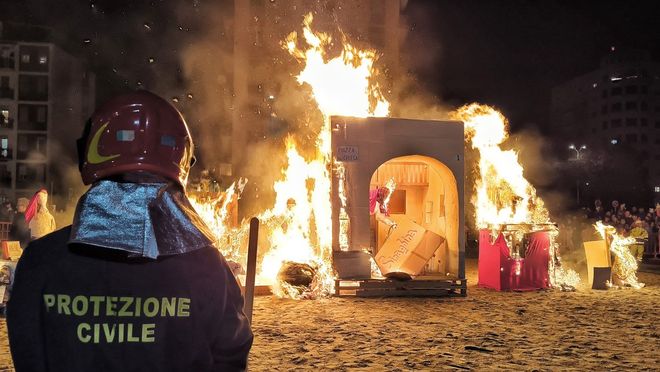 Il rogo della Gioeubia a Busto Arsizio Il rogo della Gioeubia a Busto Arsizio