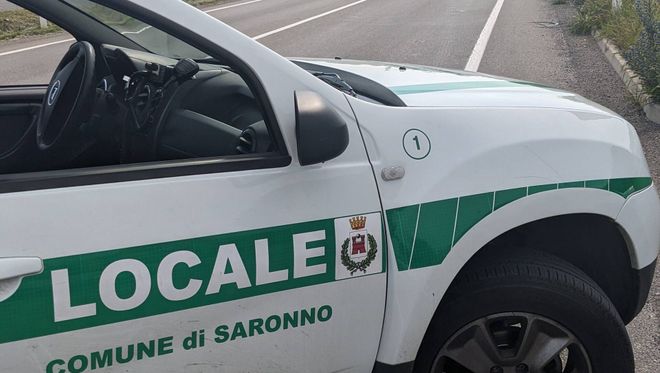 Minorenni al parco con coltello di 19 centimetri e droga: denuncia e sequestri della polizia locale