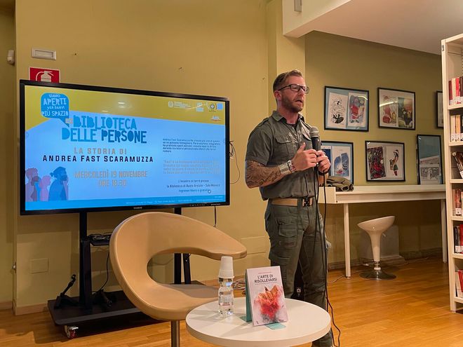 VIDEO. La vita straordinaria di Andrea emoziona Busto. E diventa un abbraccio dedicato anche a mamma Patrizia